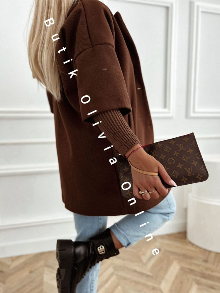 plaszcz-damski-przed-kolano-overszie-ze-sweterkowymi-rekawami-czekoladowy