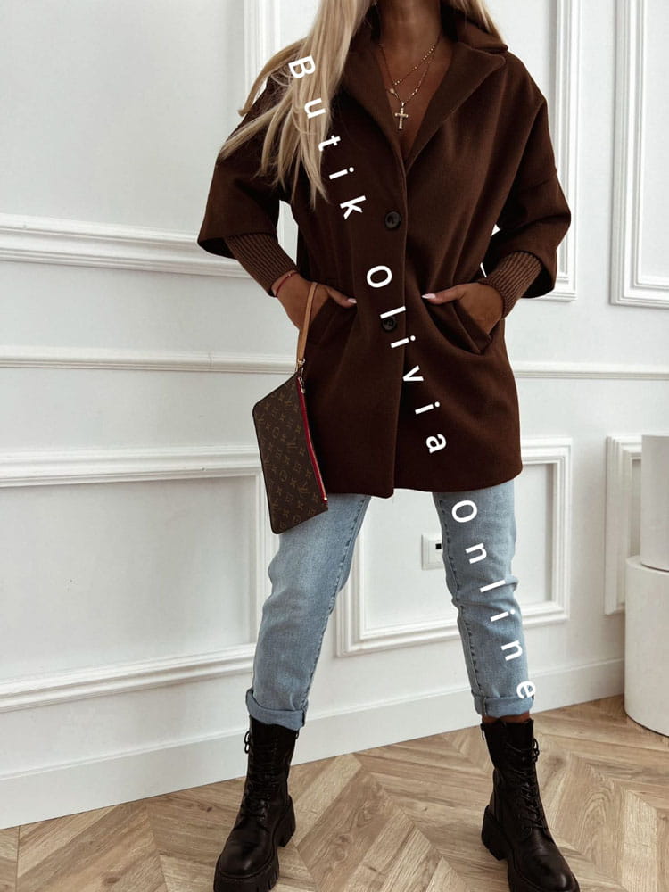 plaszcz-damski-przed-kolano-overszie-ze-sweterkowymi-rekawami-czekoladowy