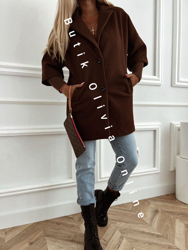 plaszcz-damski-przed-kolano-overszie-ze-sweterkowymi-rekawami-czekoladowy