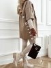 plaszcz-damski-przed-kolano-oversize-ze-sweterkowymi-rekawami-bezowy