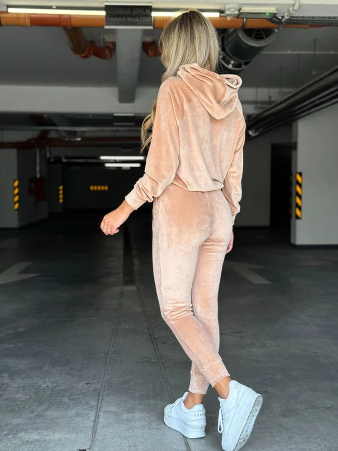 damski-dres-welurowy-bluza-z-kapturem-i-spodnie-ciemny-bez-2.jpg