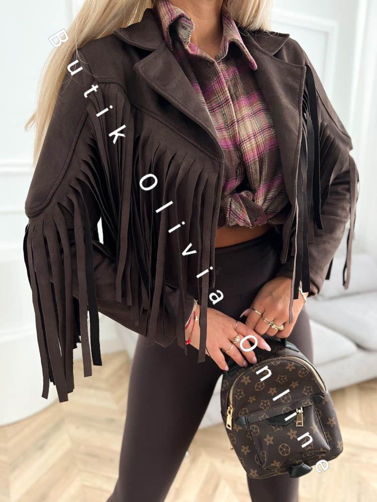 Krótka brązowa kurtka zamszowa ramoneska z ozdobnymi frędzlami na rękawach i plecach, stylizacja boho i rockowym