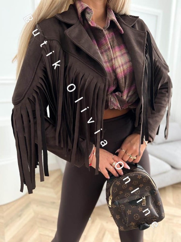 Krótka brązowa kurtka zamszowa ramoneska z ozdobnymi frędzlami na rękawach i plecach, stylizacja boho i rockowym