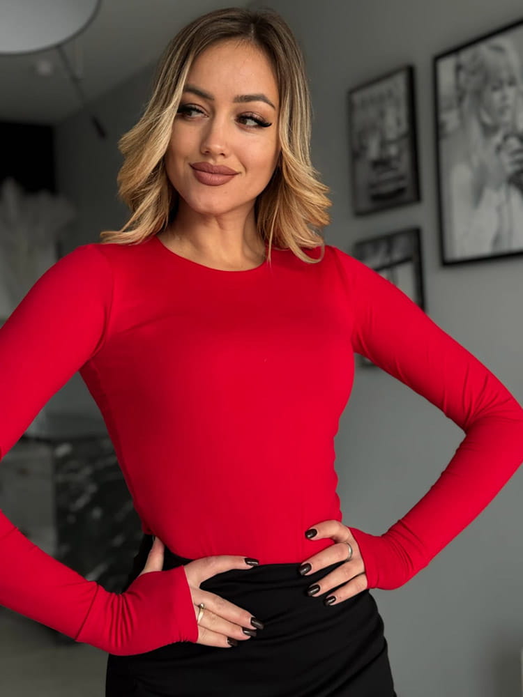 dopasowana czerwona bluzka z długim rękawem i otworem na palec oraz okrągłym dekoltem