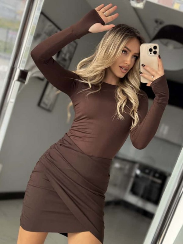 dopasowana czekoladowa bluzka z długim rękawem i otworem na palec oraz okrągłym dekoltem