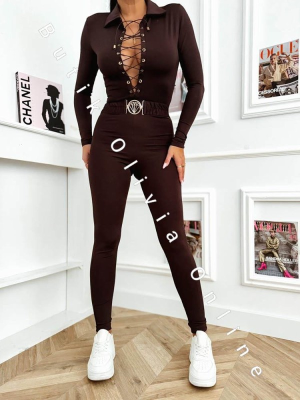 kombinezon-z-paskiem-i-dekoltem-czekoladowy