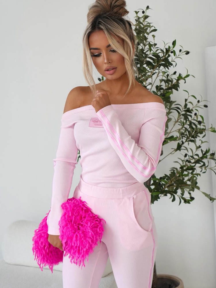 komplet-prazkowany-dzianinowy-bluzka-spodnie-sweet-rozowy