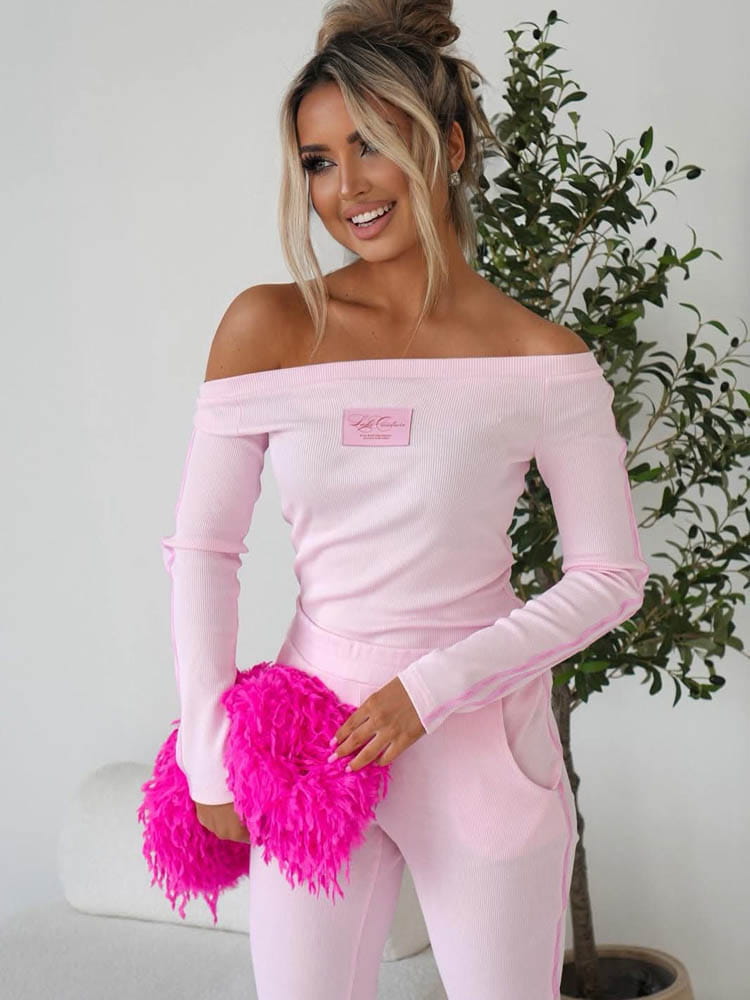 komplet-prazkowany-dzianinowy-bluzka-spodnie-sweet-rozowy