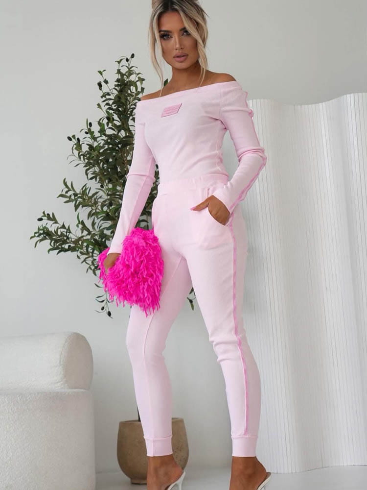 komplet-prazkowany-dzianinowy-bluzka-spodnie-sweet-rozowy