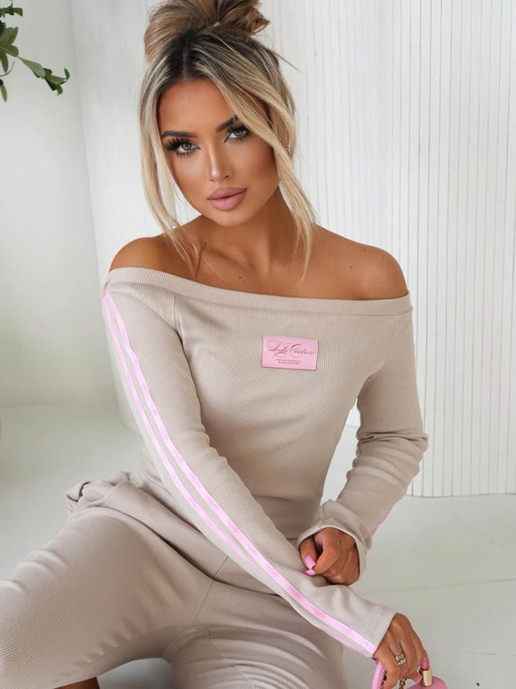 komplet-prazkowany-dzianinowy-bluzka-spodnie-sweet-bezowy