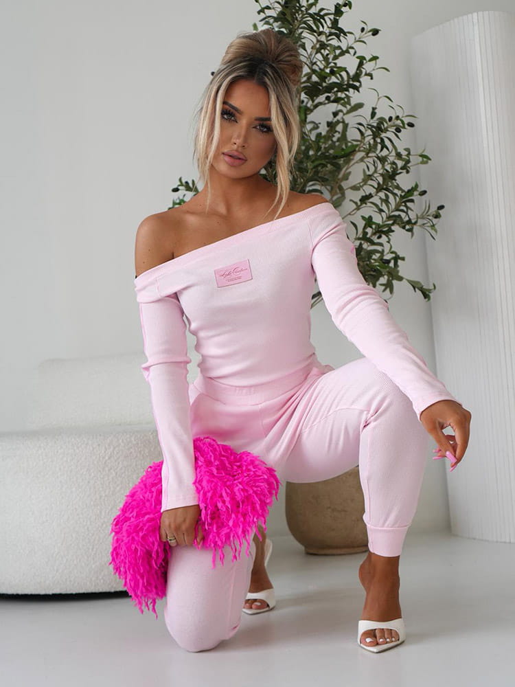 komplet-prazkowany-dzianinowy-bluzka-spodnie-sweet-rozowy