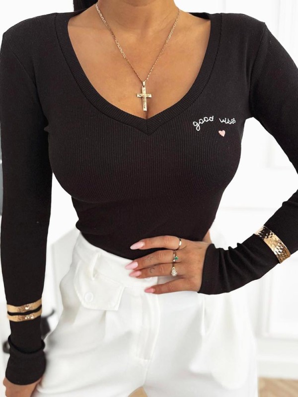 bluzka-prazkowana-z-dekoltem-v-czarna-good-vibes-1.jpg