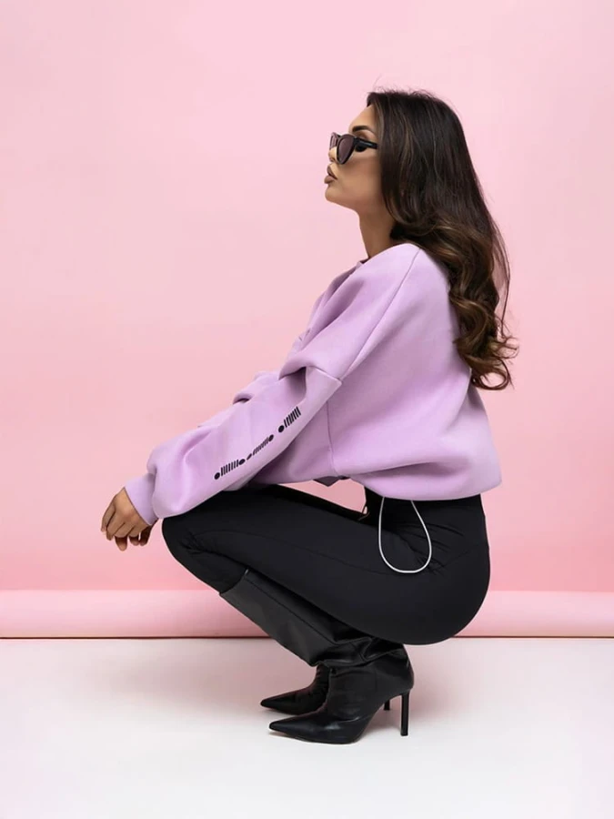damski komplet jagodowa bluza oversize i czarne legginsy z wysokim stanem oraz zamkiem z przodu