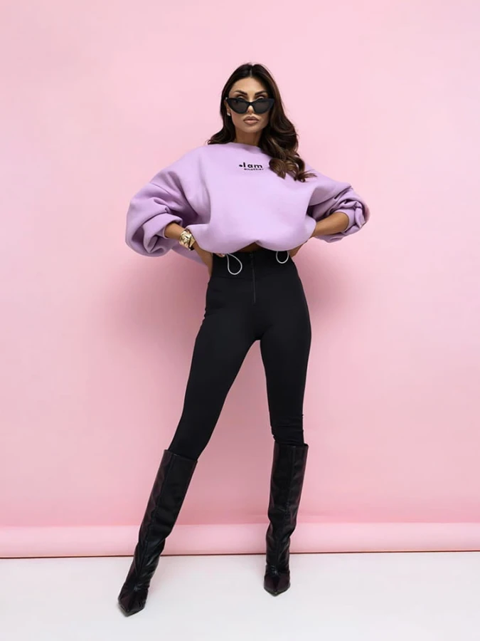 damski komplet jagodowa bluza oversize i czarne legginsy z wysokim stanem oraz zamkiem z przodu