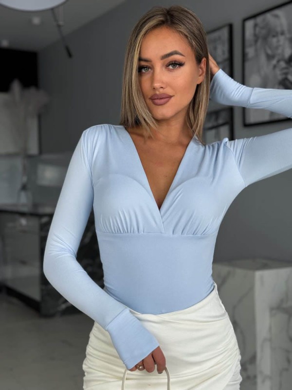 dopasowana niebieska bluzka damska z dekoltem V i rękawem na palec