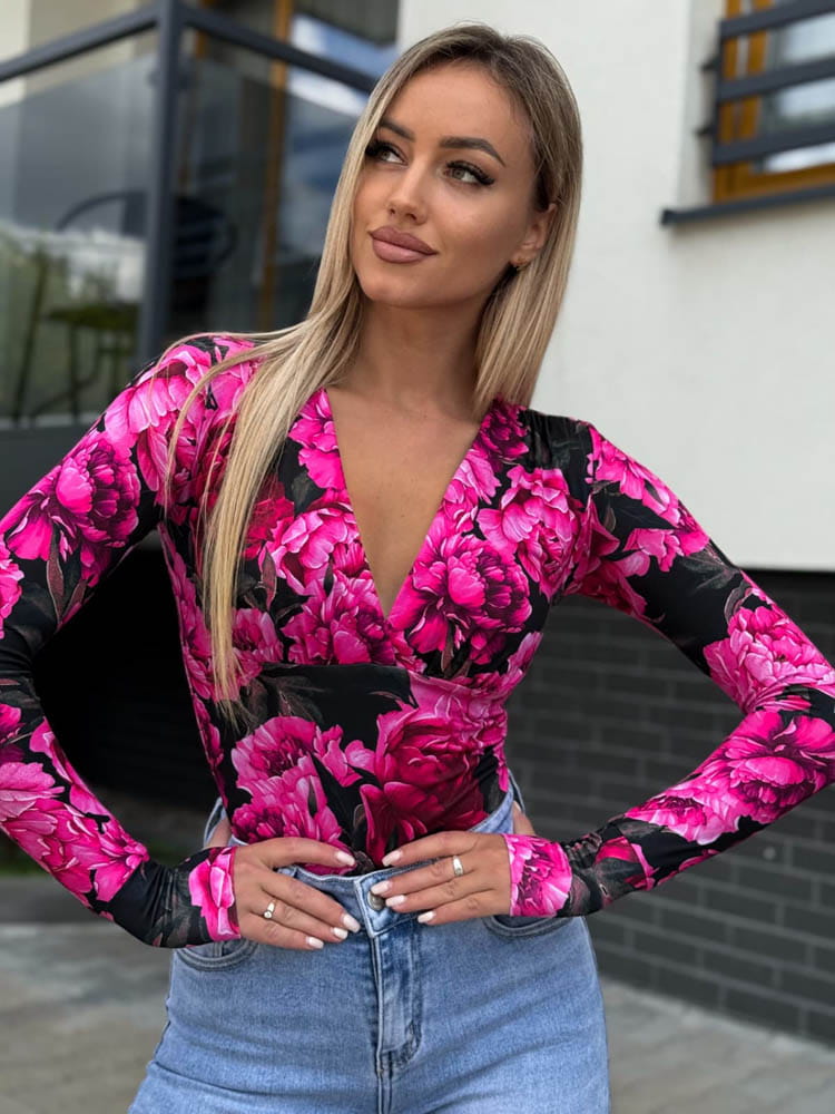 bluzka-z-dekoltem-v-w-kwiaty-fuksja
