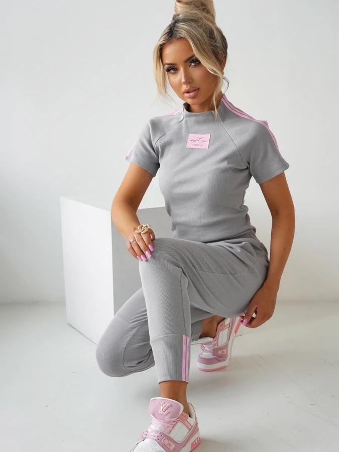 komplet-prazkowany-t-shirt-spodnie-szary-laki-2.jpg