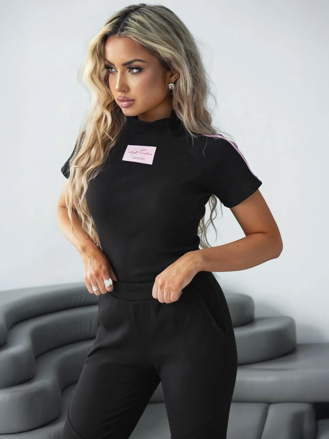 komplet-prazkowany-t-shirt-spodnie-czarny-laki-2.jpg