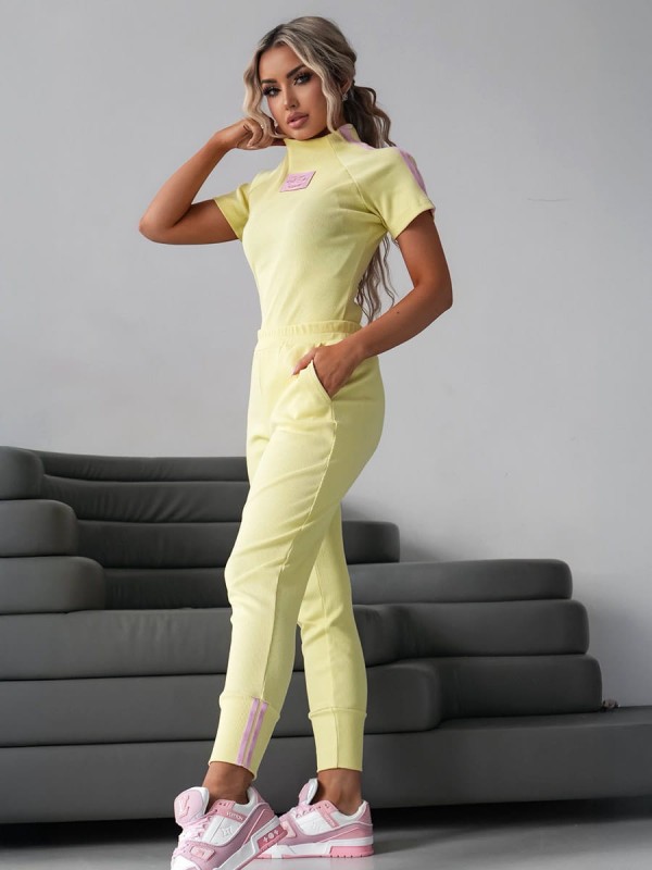 komplet-prazkowany-t-shirt-spodnie-zolty-laki-1.jpg