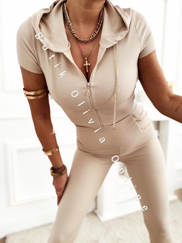 beżowy komplet prążkowany top na zamek z krótkim rękawem i kapturem oraz legginsy z wysokim stanem i złotymi łańcuszkami po bokach