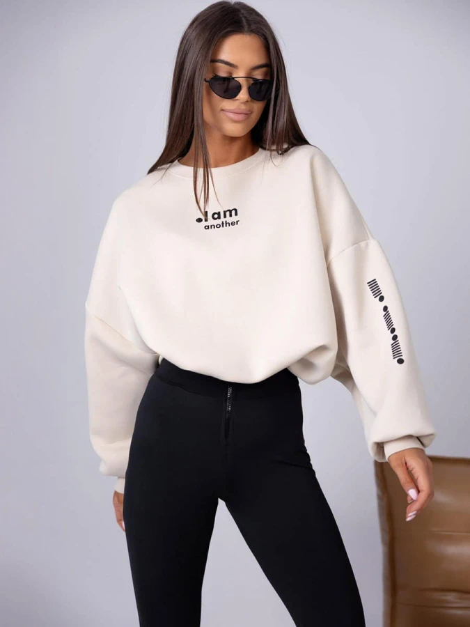 damski komplet beżowa bluza oversize i czarne legginsy z wysokim stanem oraz zamkiem z przodu