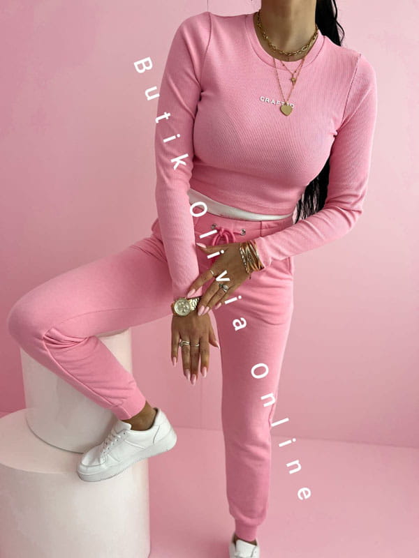 różowy dresowy komplet damski bluzka prążkowana i spodnie dresowe na co dzień