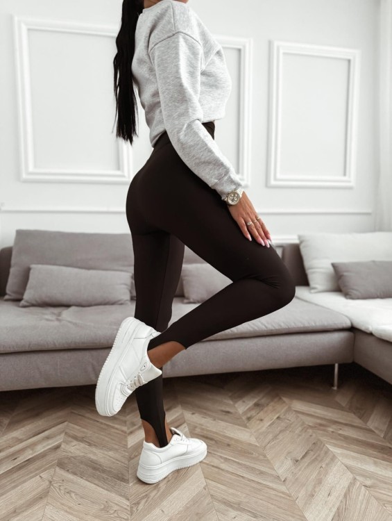 komplet szara bluza ocieplana i czarne legginsy narciarki z wysokim stanem