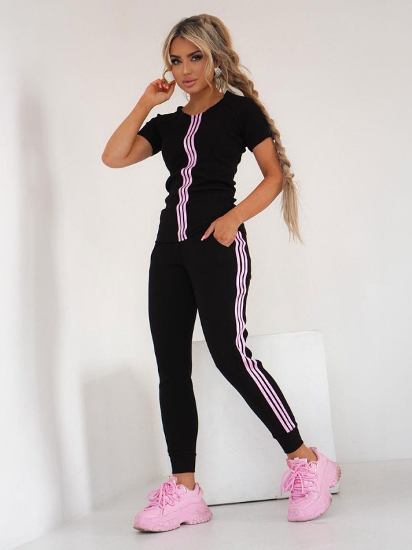 czarny komplet dresowy t-shirt prążkowany i spodnie dresowe na co dzień