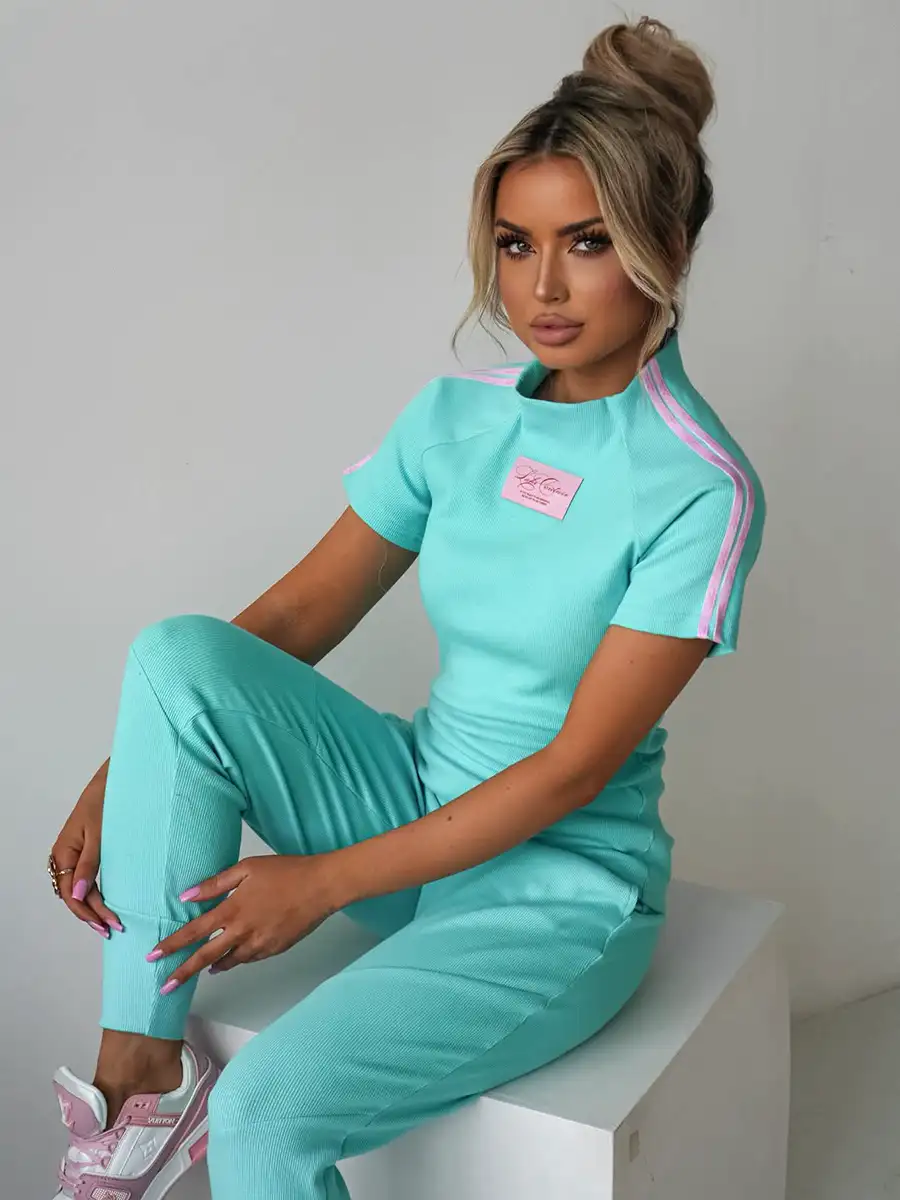 Prążkowany komplet dresowy t-shirt spodnie dresowe turkusowy laki couture