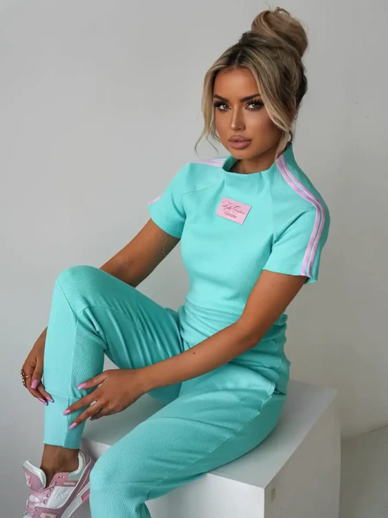 Prążkowany komplet dresowy t-shirt spodnie dresowe turkusowy laki couture