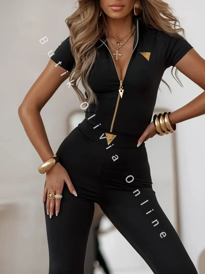 Czarne legginsy push up z wysokim stanem z marszczeniem i złotym zamkiem z tyłu oraz logo producenta Loox Fashion na przodzie