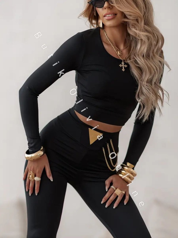 czarna dopasowana bluzka z lycry ze złotym logo na rękawie loox fashion