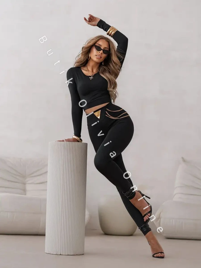 czarna dopasowana bluzka z lycry ze złotym logo na rękawie loox fashion