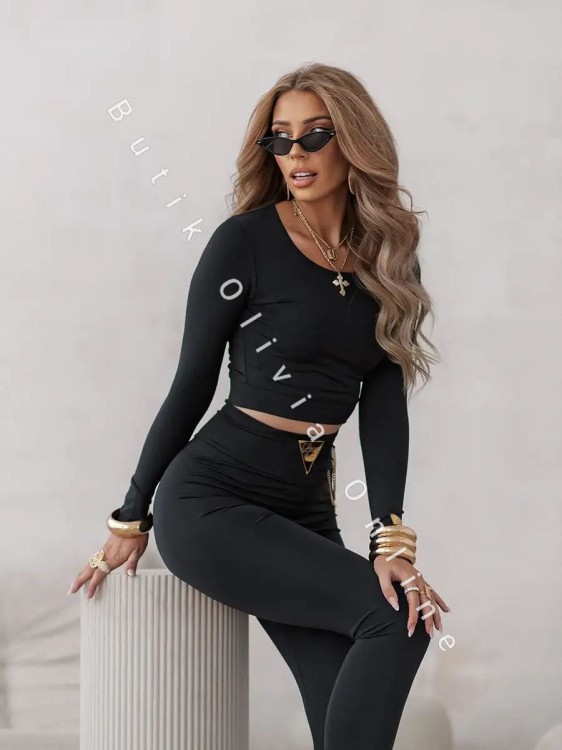 czarna dopasowana bluzka z lycry ze złotym logo na rękawie loox fashion