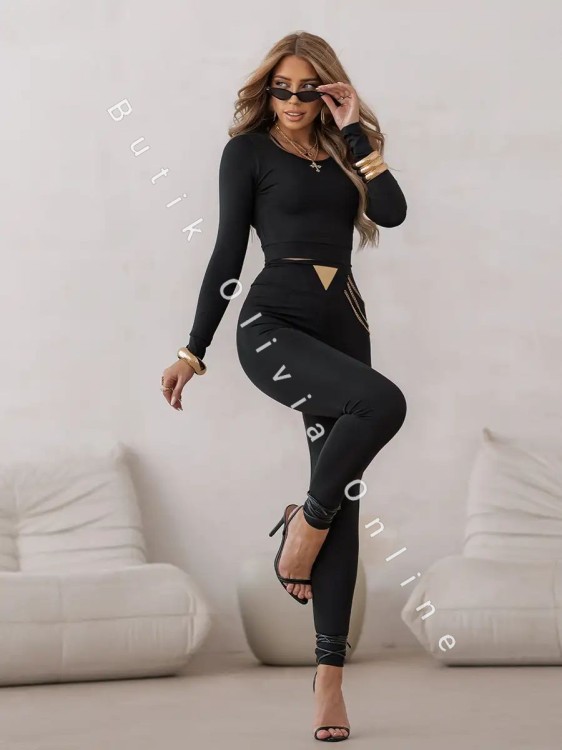 czarna dopasowana bluzka z lycry ze złotym logo na rękawie loox fashion