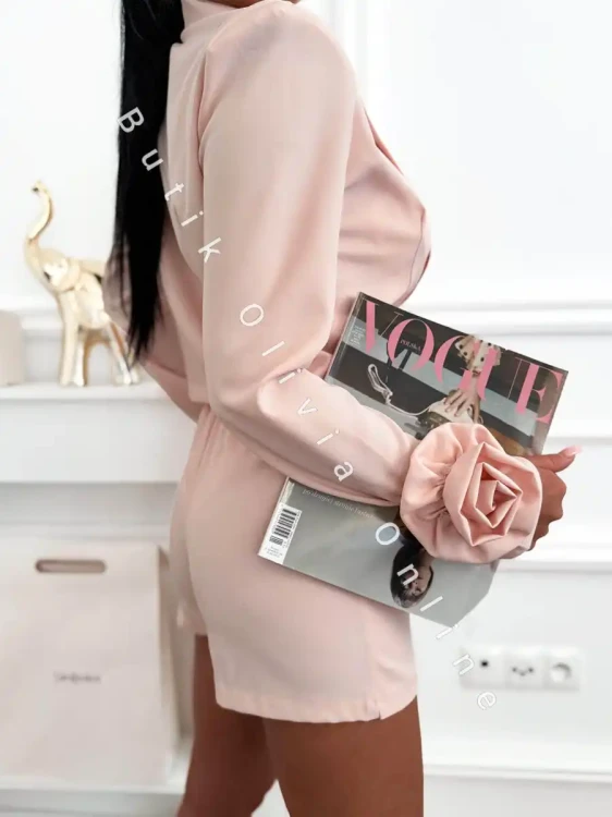 elegancki komplet stylizacja na komunie marynarka i spódnico-spodenki w jasnym różu