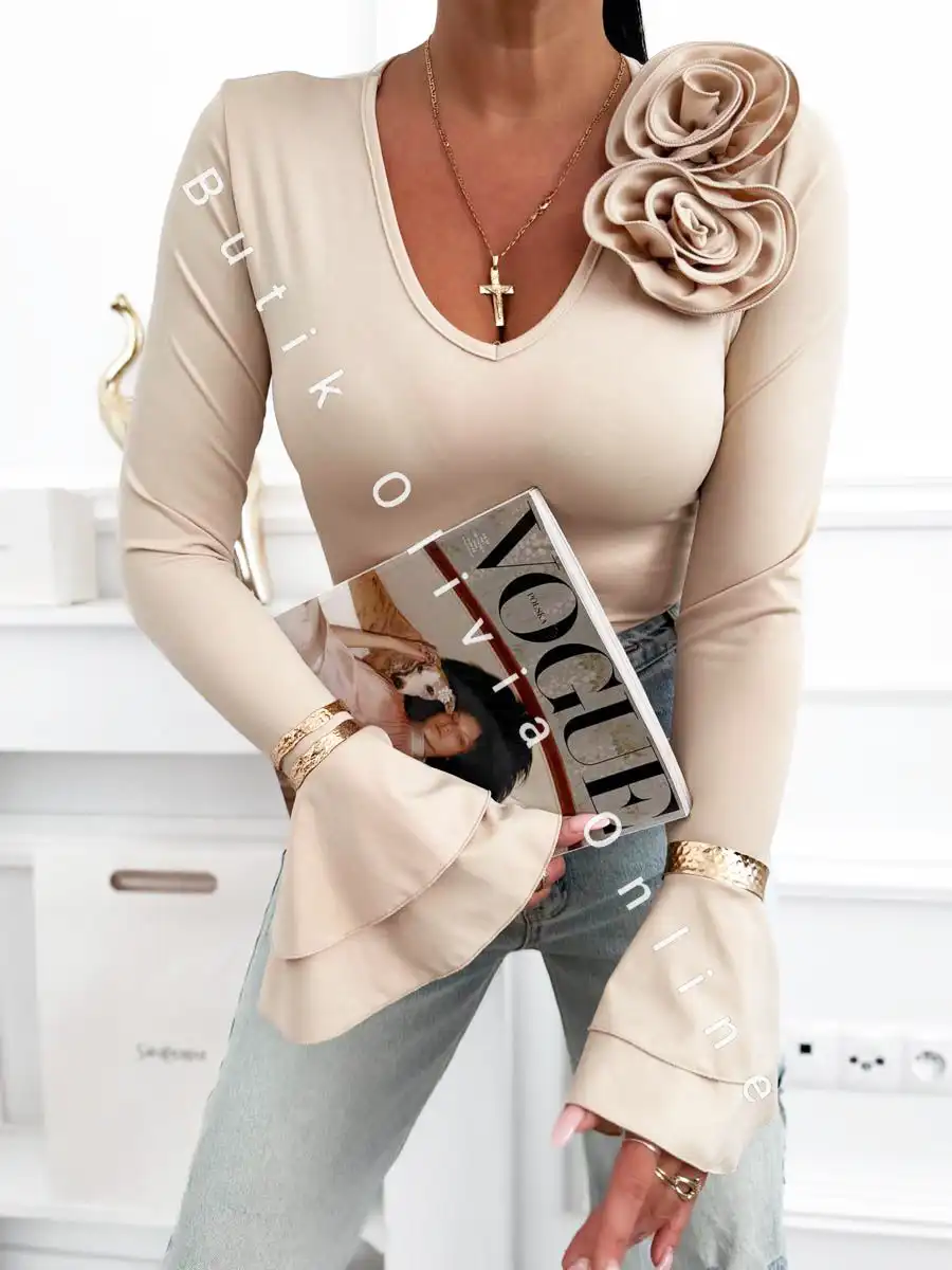 beżowa bluzka z rozszerzanymi rękawami i aplikacją 3D