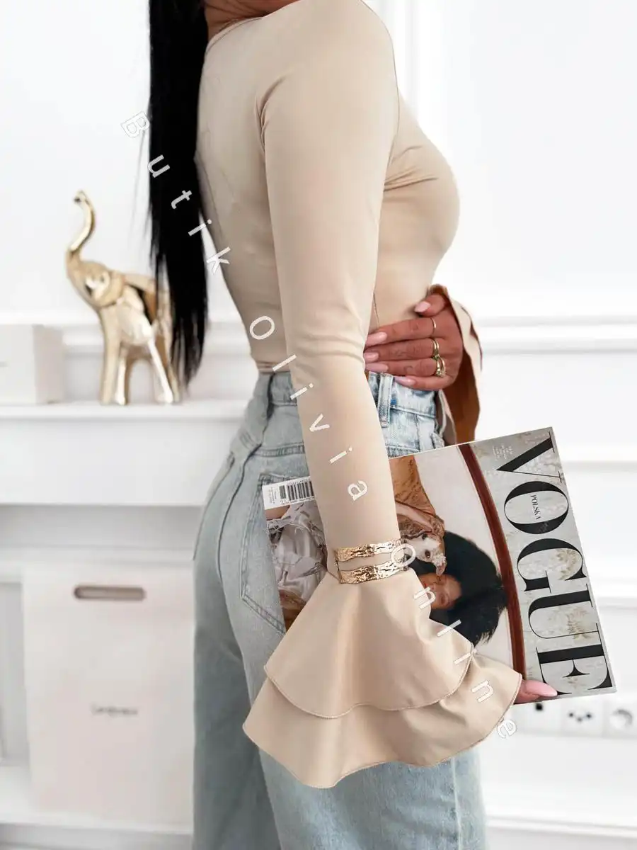 beżowa bluzka z rozszerzanymi rękawami i aplikacją 3D