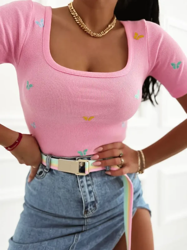 bawelniana-prazkowana-bluzka-na-krotki-rekaw-w-motylki-rozowa-1.webp