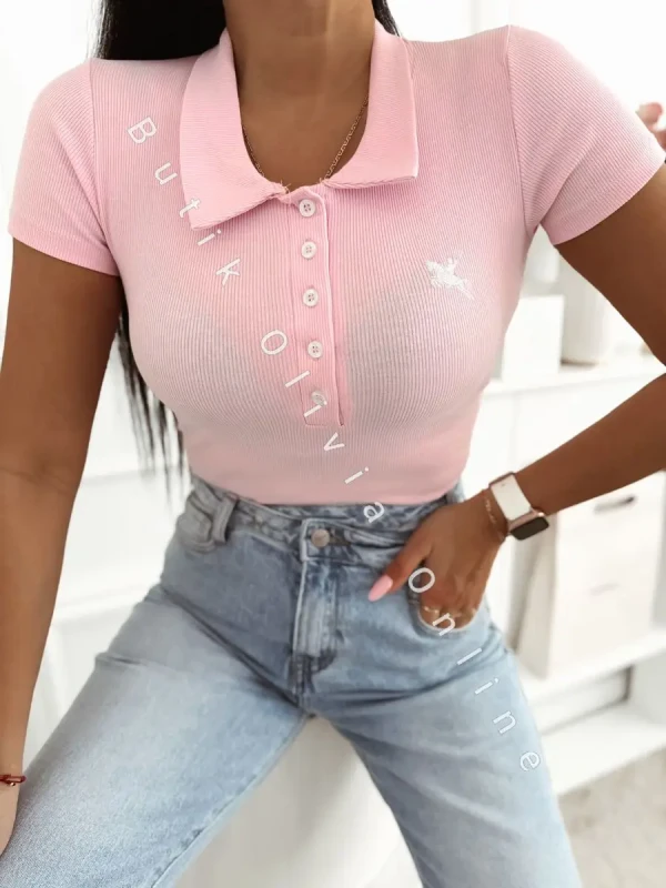 damski t-shirt prążkowany z kołnierzykiem i dekoltem na guziki w różowym kolorze