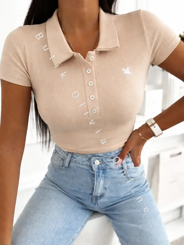 beżowy damski t-shirt prążkowany z kołnierzykiem i dekoltem na guziki