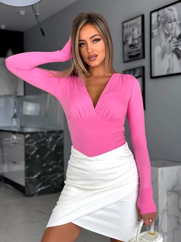 dopasowana różowa bluzka damska z dekoltem V i rękawem na palec