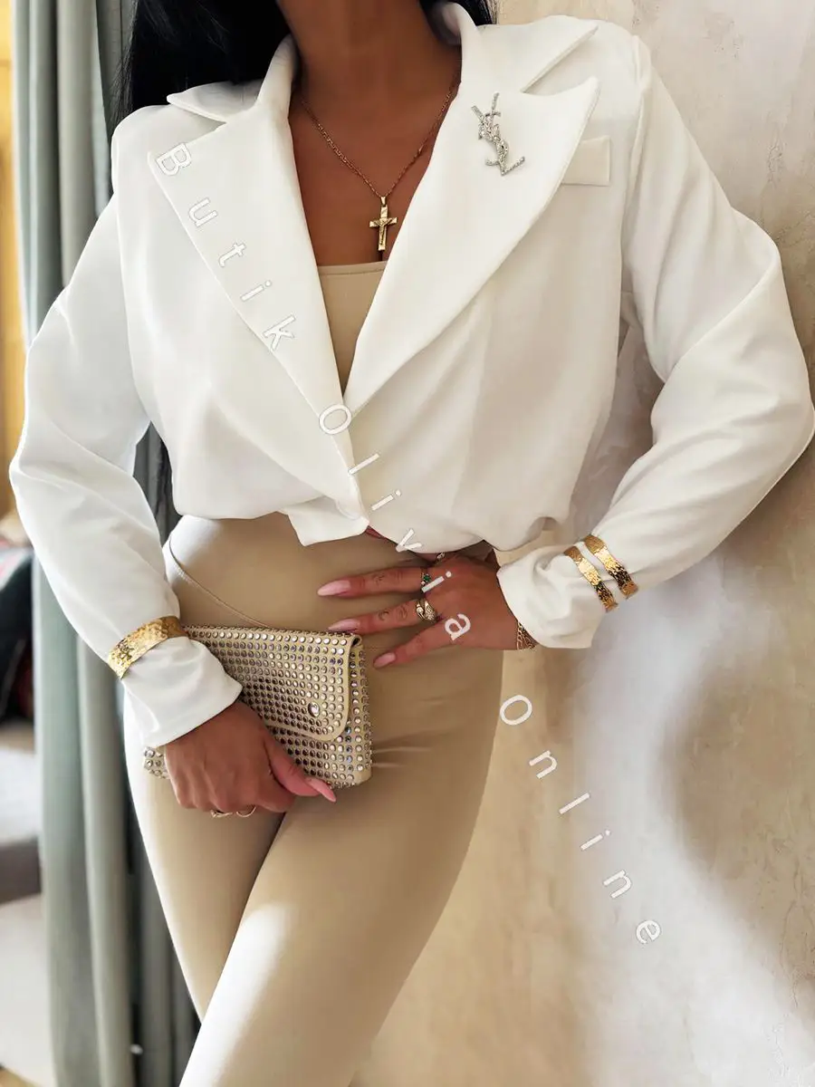 elegancka krótka marynarka jak bomerka z broszką oraz poduszkami na ramionach