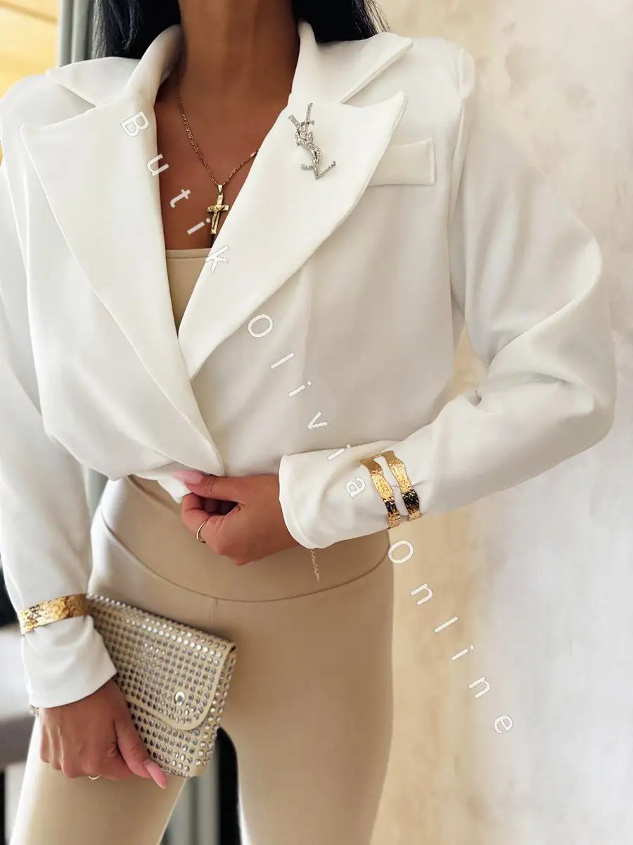 elegancka krótka marynarka jak bomerka z broszką oraz poduszkami na ramionach