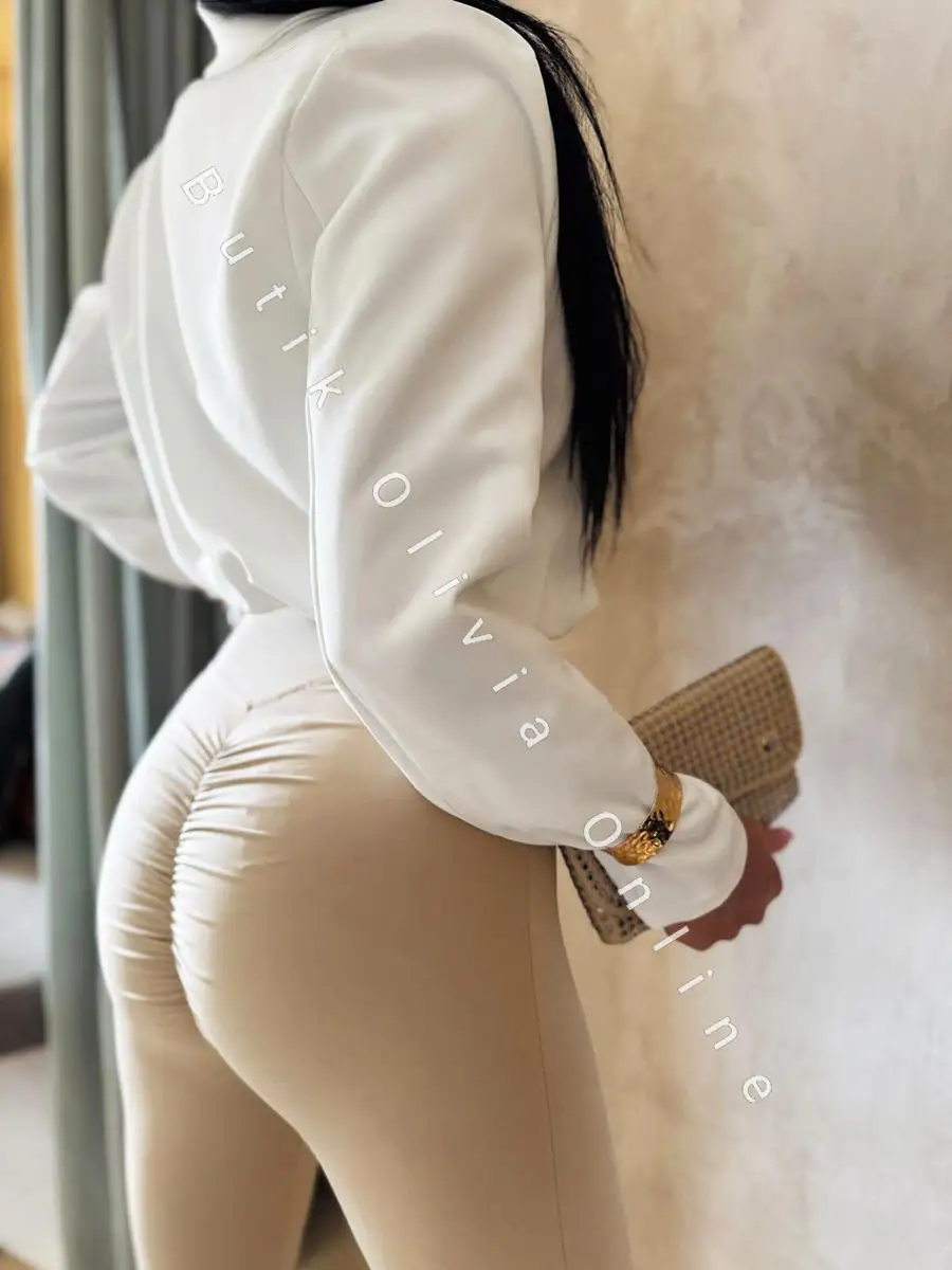 elegancka krótka marynarka jak bomerka z broszką oraz poduszkami na ramionach