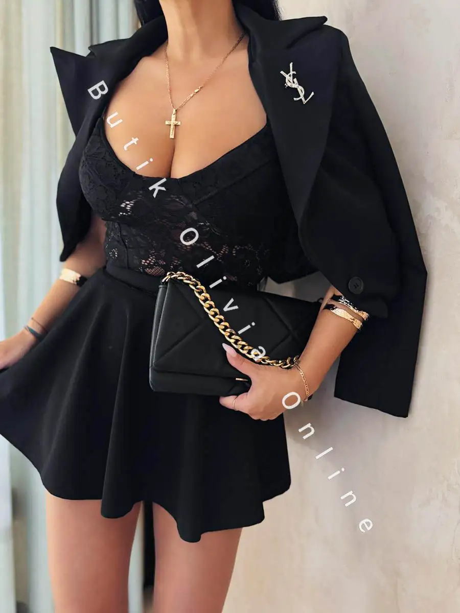 czarny krótki elegancki kombinezon damski na cienkich ramiączkach ze spódnico-spodenkami i paskiem