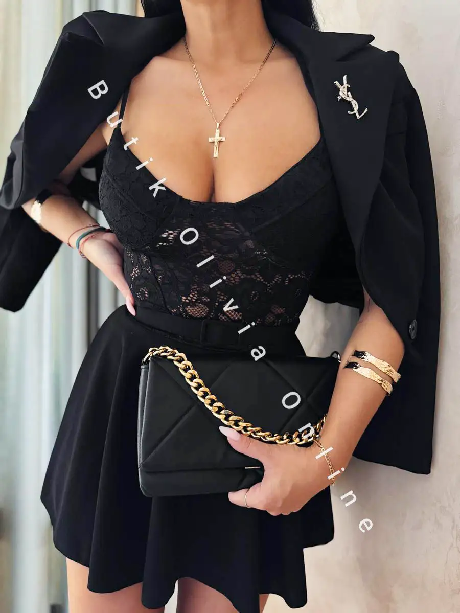 czarny krótki elegancki kombinezon damski na cienkich ramiączkach ze spódnico-spodenkami i paskiem