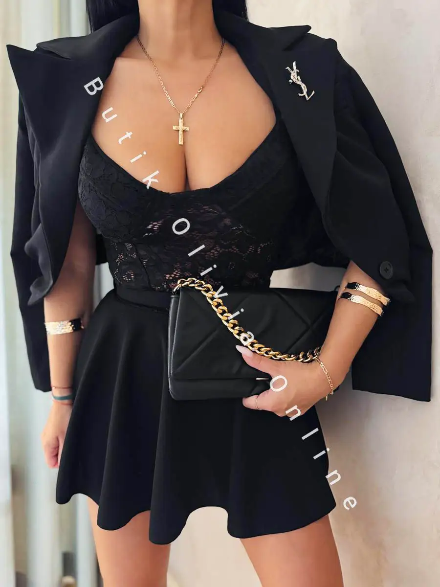 czarny krótki elegancki kombinezon damski na cienkich ramiączkach ze spódnico-spodenkami i paskiem