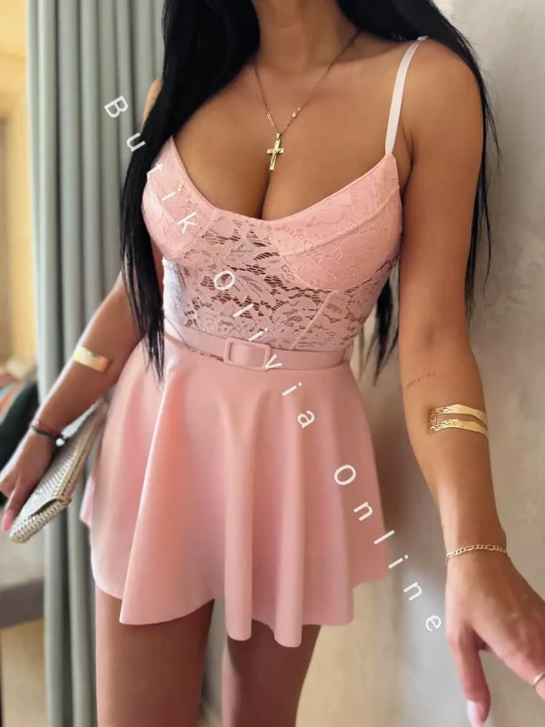 pudrowo różowy krótki elegancki kombinezon damski na cienkich ramiączkach ze spódnico-spodenkami i paskiem