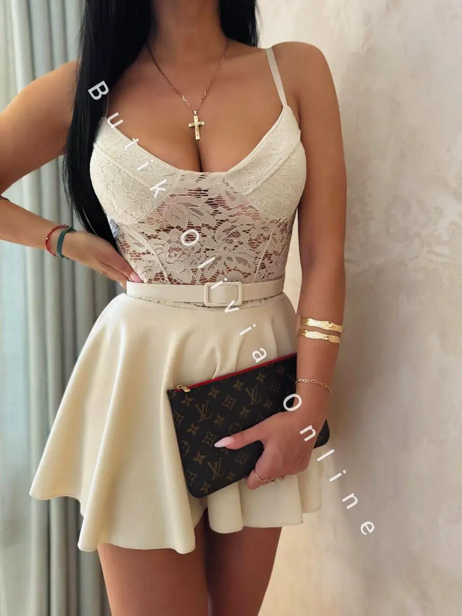 beżowy krótki elegancki kombinezon damski na cienkich ramiączkach ze spódnico-spodenkami i paskiem